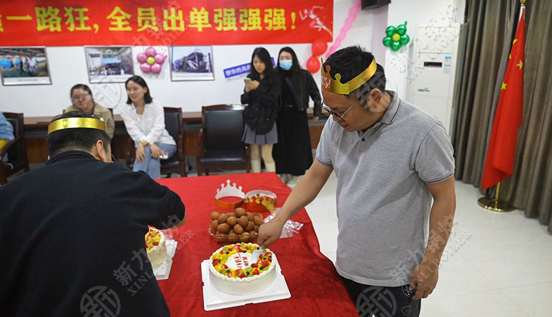 1712024704191707 切蛋糕.jpg